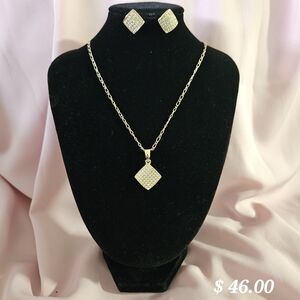 Elegant Gold Necklace and Earring Set